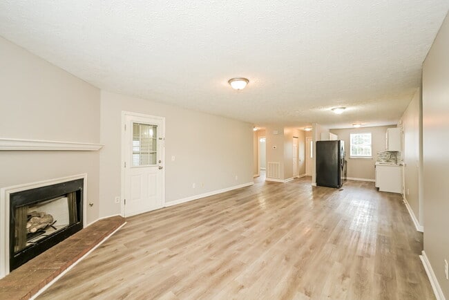101 Edgehill Ln