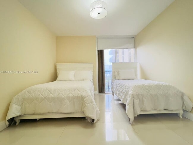 Photo - 19355 Turnberry Way Unidad 10A