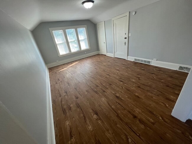 Building Photo - 3812 Kinzie Ave Unit Upper
