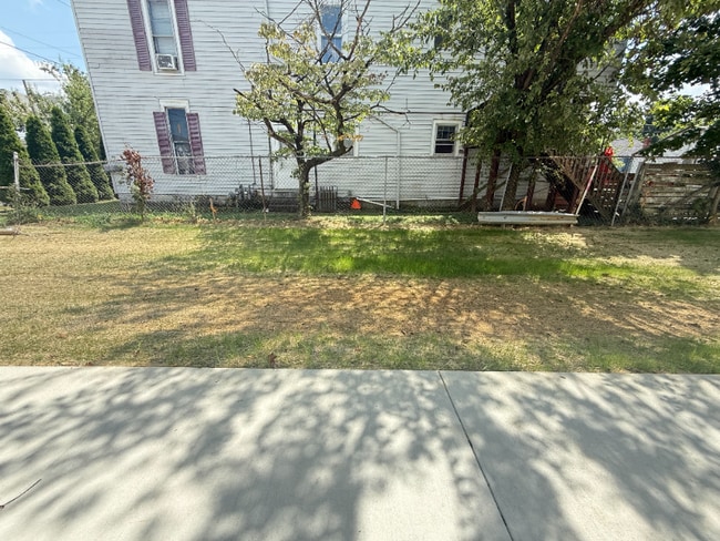 Building Photo - 1630 Ekin Ave Rental