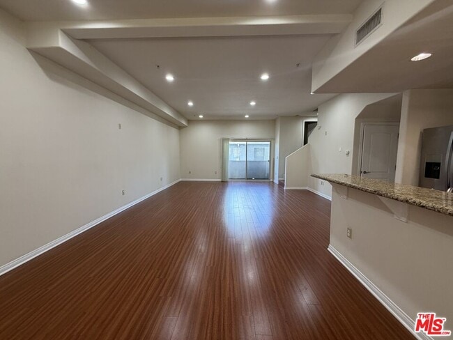 15024 Magnolia Blvd Unidad 102