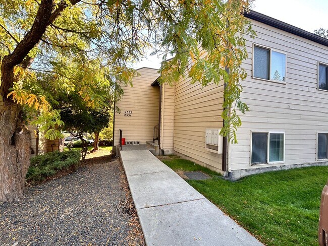 Photo - Spacious 2 Bed, 1 Bath on South Hill! Unidad 2331
