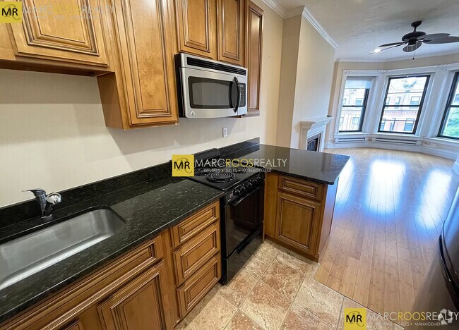 Building Photo - 250 Newbury St Unit 1R Rental