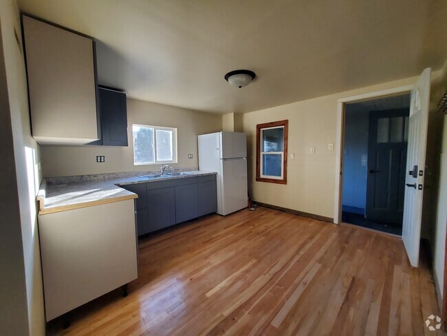 Building Photo - 240 S Healy Ave Unit Upper Rental