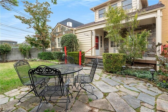 Photo - 2035 Manchester St NE