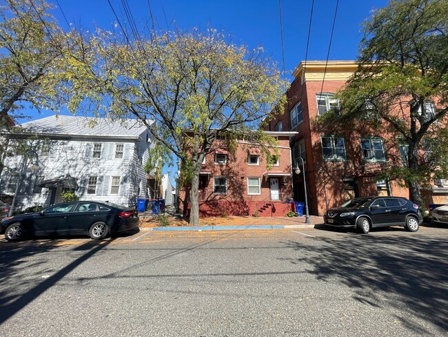 Building Photo - 26-28 E Pine St. Unit 28.5 Pine St (Upstairs) Rental