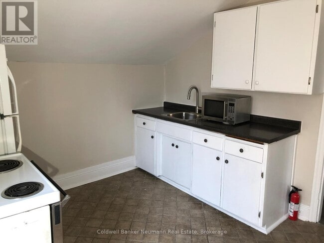 Photo - 96 Arthur St N Unité B