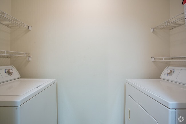 2BR, 2BA - 962 SF