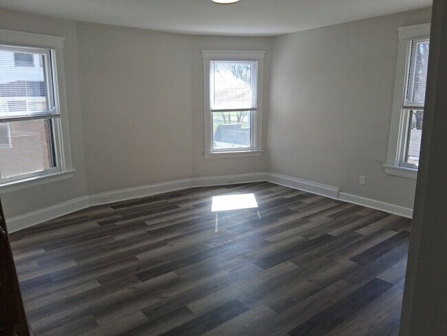 Photo - 2031 Hewitt Ave