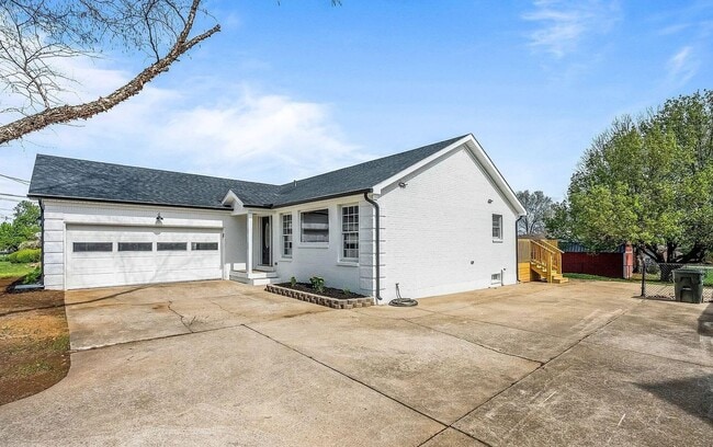 Photo - 400 Newman Way
