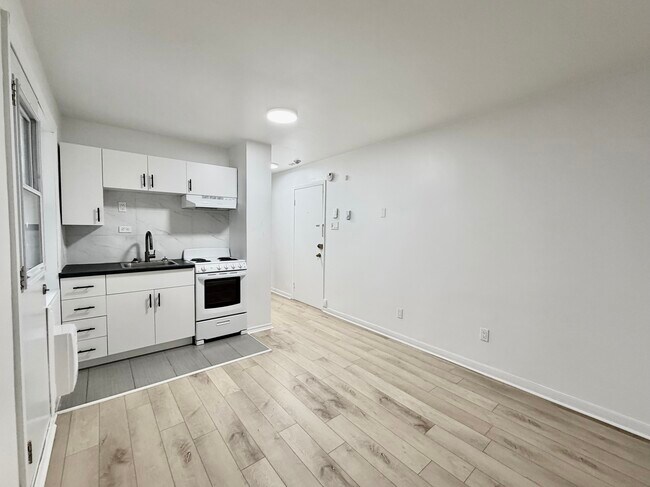 Building Photo - 2405 Belanger - 1 bedroom