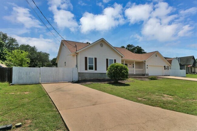 Photo - 203 Dunkeld Dr
