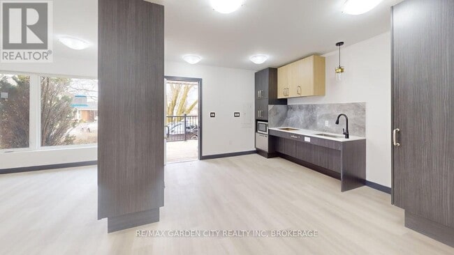 Photo - 670 Upper Wentworth St