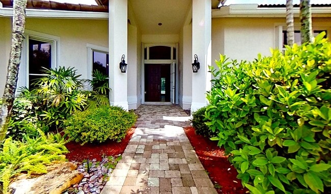 Photo - 405 Sabal Way