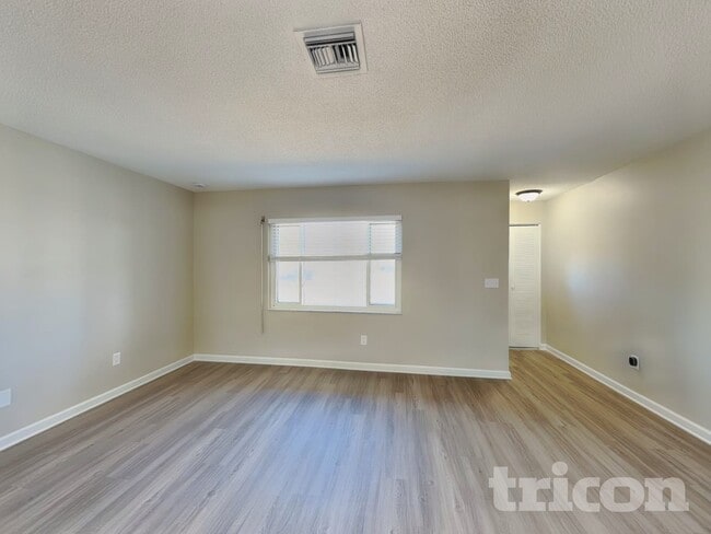 Photo - 4185 Bullard St