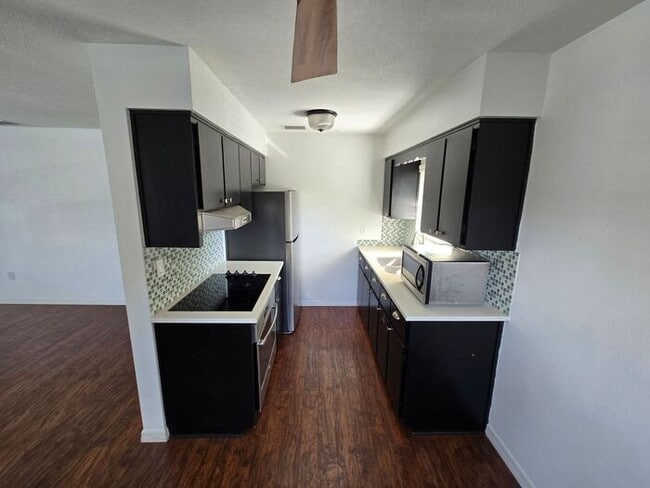 Photo - ** $500 OFF MOVE IN SPECIAL** Charming 2 bed 1 bath garage apartment in the heart of down town Or...