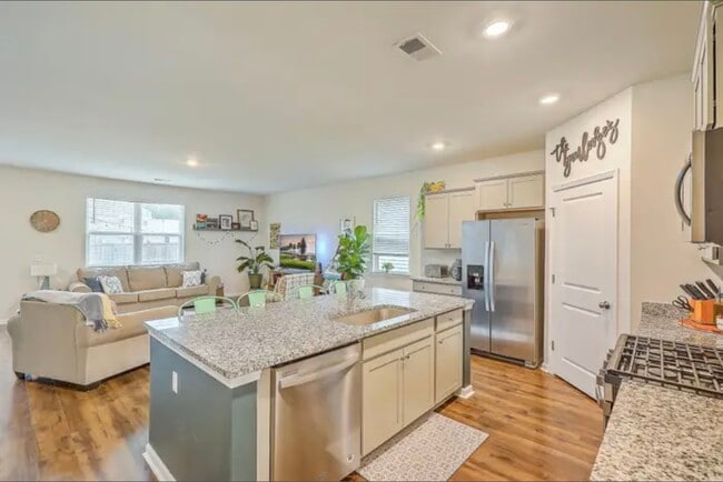 Photo - 405 Bering Ln