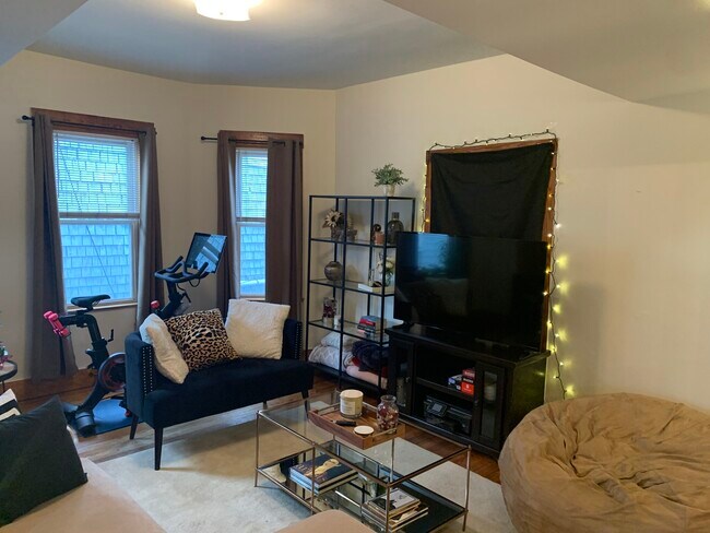 Photo - 346 Faneuil St Unidad 2