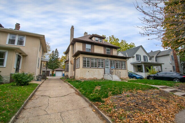 Front - 1075 14th ave se Unit House