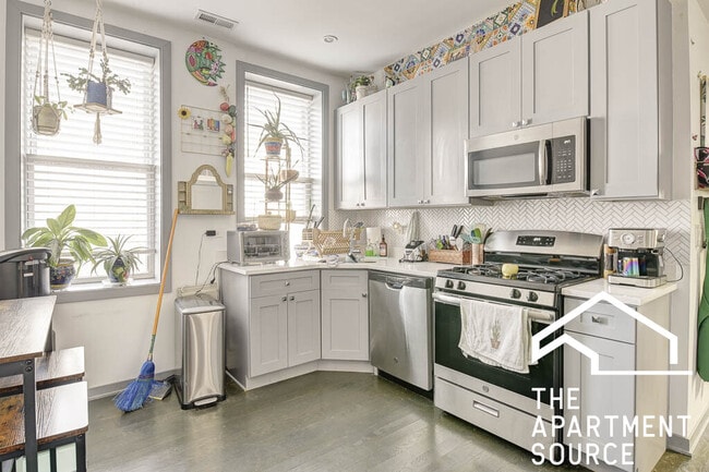 Building Photo - 2834 W Diversey Ave Unit 2F