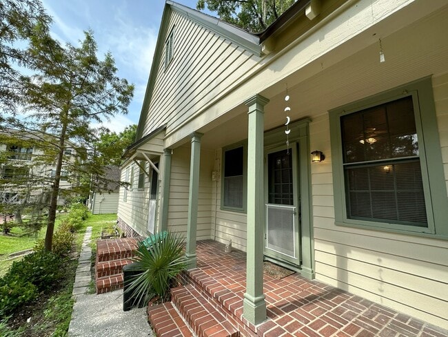 Building Photo - Beautiful 1 Bedroom Home Near Sorority Row!!!