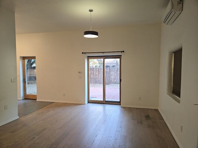 Photo - 2 Bedroom, 1 Bathroom Home! Schedule a Showing Soon!