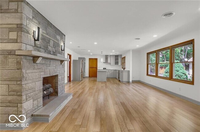 Photo - 760 W Pine St