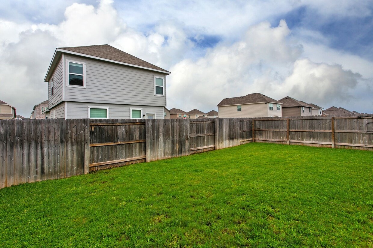 Photo - 4 bedroom 2.5 bath 2 car garage 997 Crossing Drive