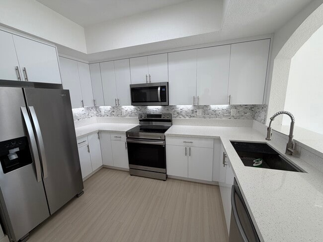 Building Photo - 8814 W Flagler St Unit 201