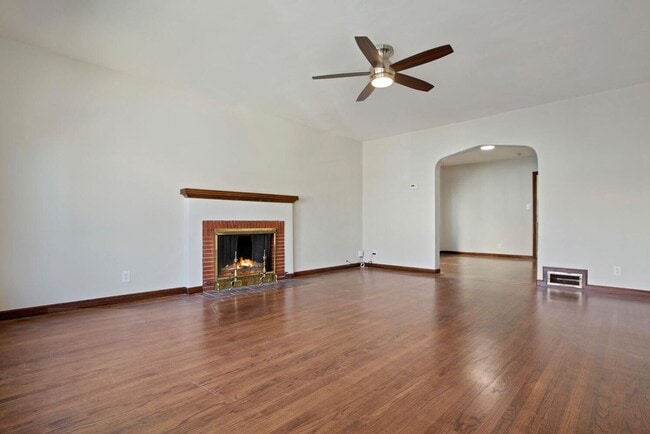 Building Photo - 2400-2402 Virginia St. Unit 2402