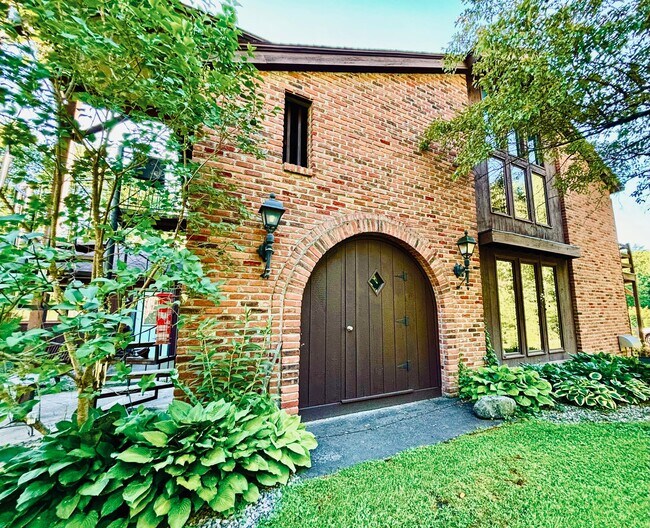 Building Photo - 1089 Mohawk Trail Unit 2