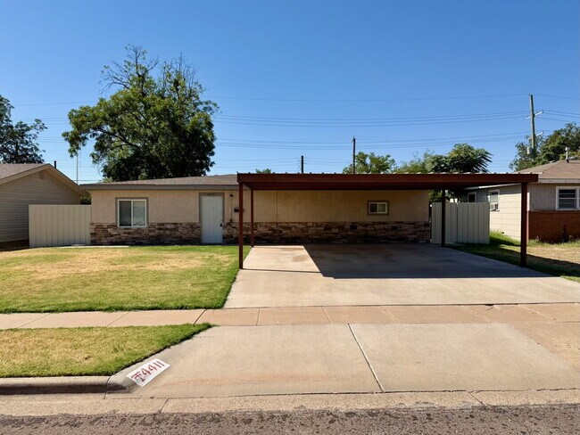 Photo - Spacious 3 Bed, 2 Bath Home with 2 car carport!