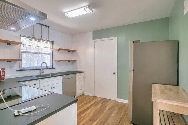 Photo - Room in House on Santa Monica Dr