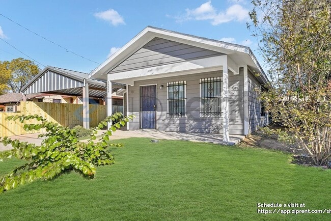 Photo - 3226 Navaro St