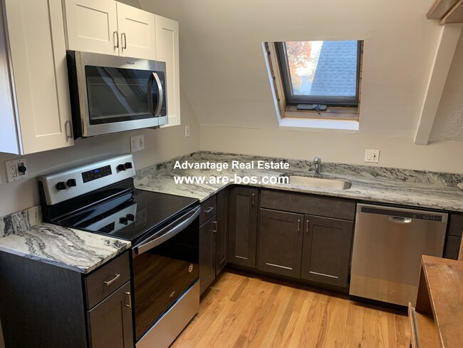 Building Photo - 81 Litchfield St Unit #3,