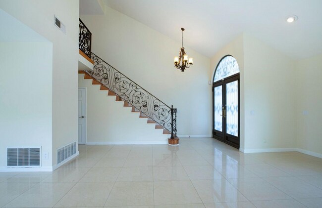 2735 Joaquin Dr