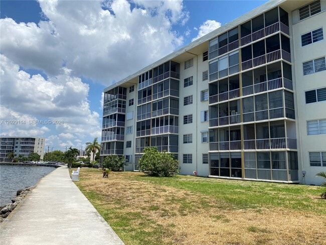 Building Photo - 2920 Point E Dr Unit N611