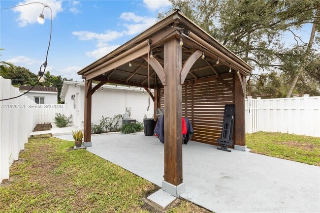 Photo - 880 Oriole Ave