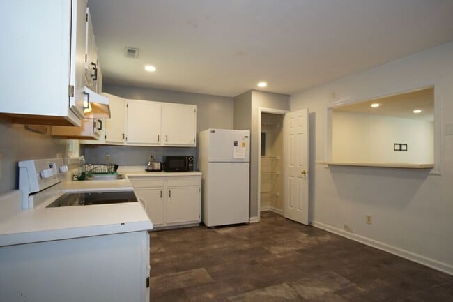 Photo - 4 Bed/2 1/2 Bath Bus Line Reserved Parking