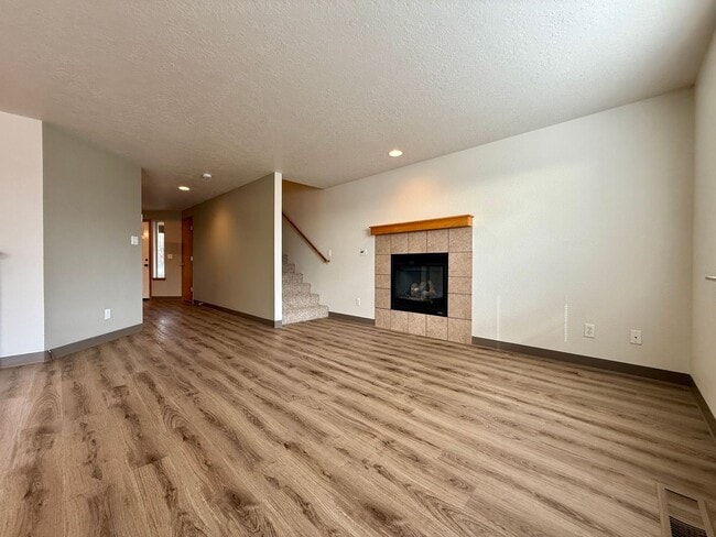 Building Photo - SPACIOUS NEWLY UPDATED TOWNHOME IN REDMOND!!