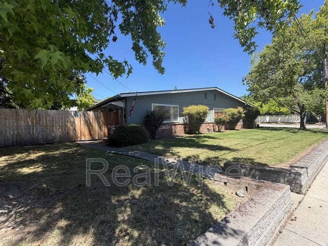 Photo - 206 NW Savage St
