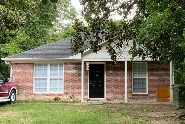 Building Photo - 816 Chesnut St