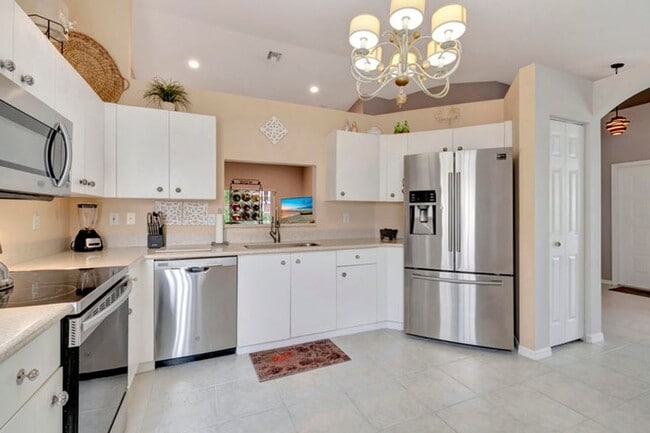 Photo - 6129 Heliconia Rd
