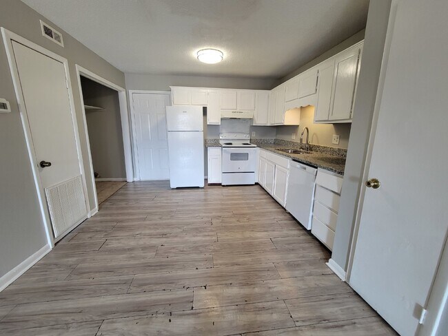 2 Bedroom Apartment with Modern Amenities in Decatur, AL!