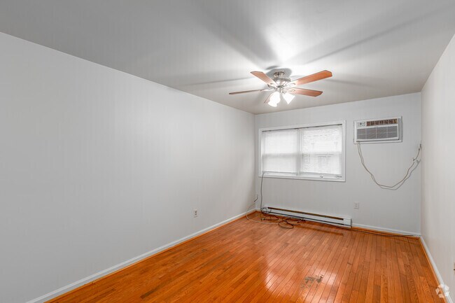 1BR, 1BA - 650SF - Living Room