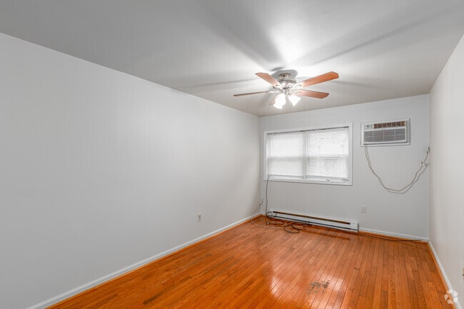 1BR, 1BA - 650SF - Living Room - Baynard Apartments