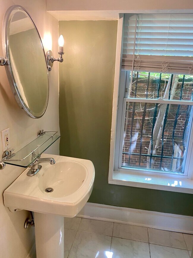 Photo - Apartment in Historic Mt Vernon Building Unidad Apartment - PM Hold $1600 - 11/2024