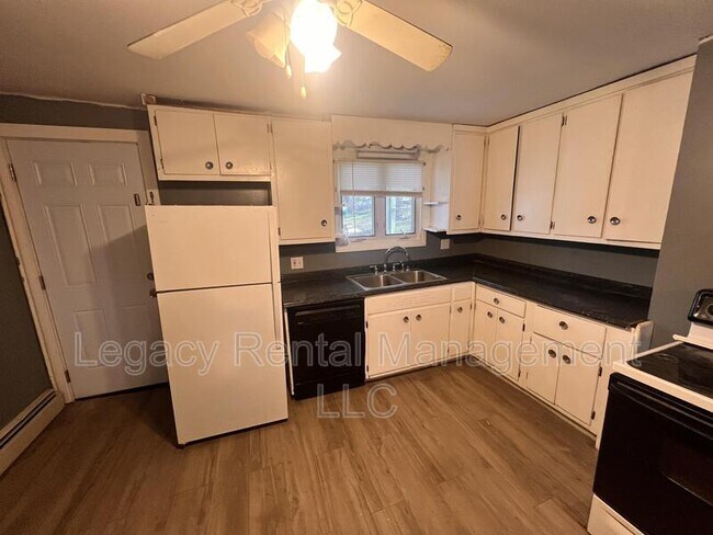 Photo - 168 S Main St