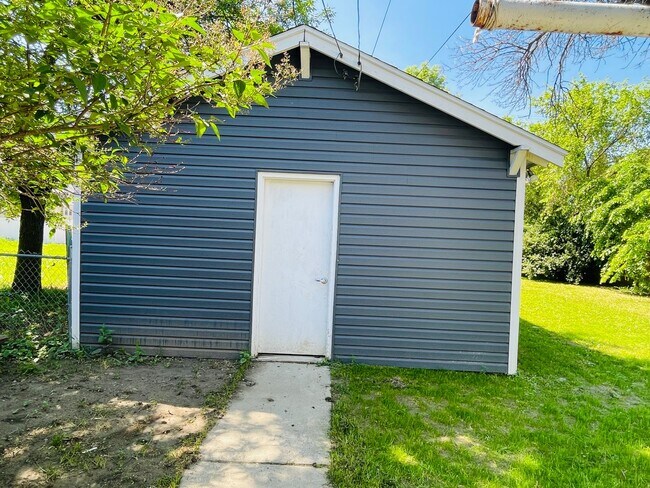 Photo - 3 bedroom house - Pet Friendly, Garage, Fe...