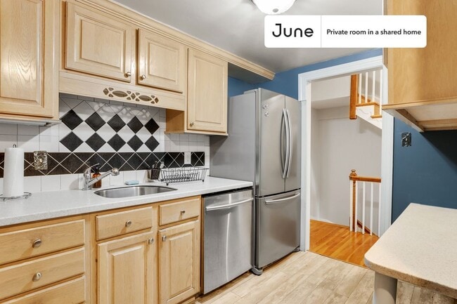Room in Shared 7 bed/4 bath home in Southwest Waterfront